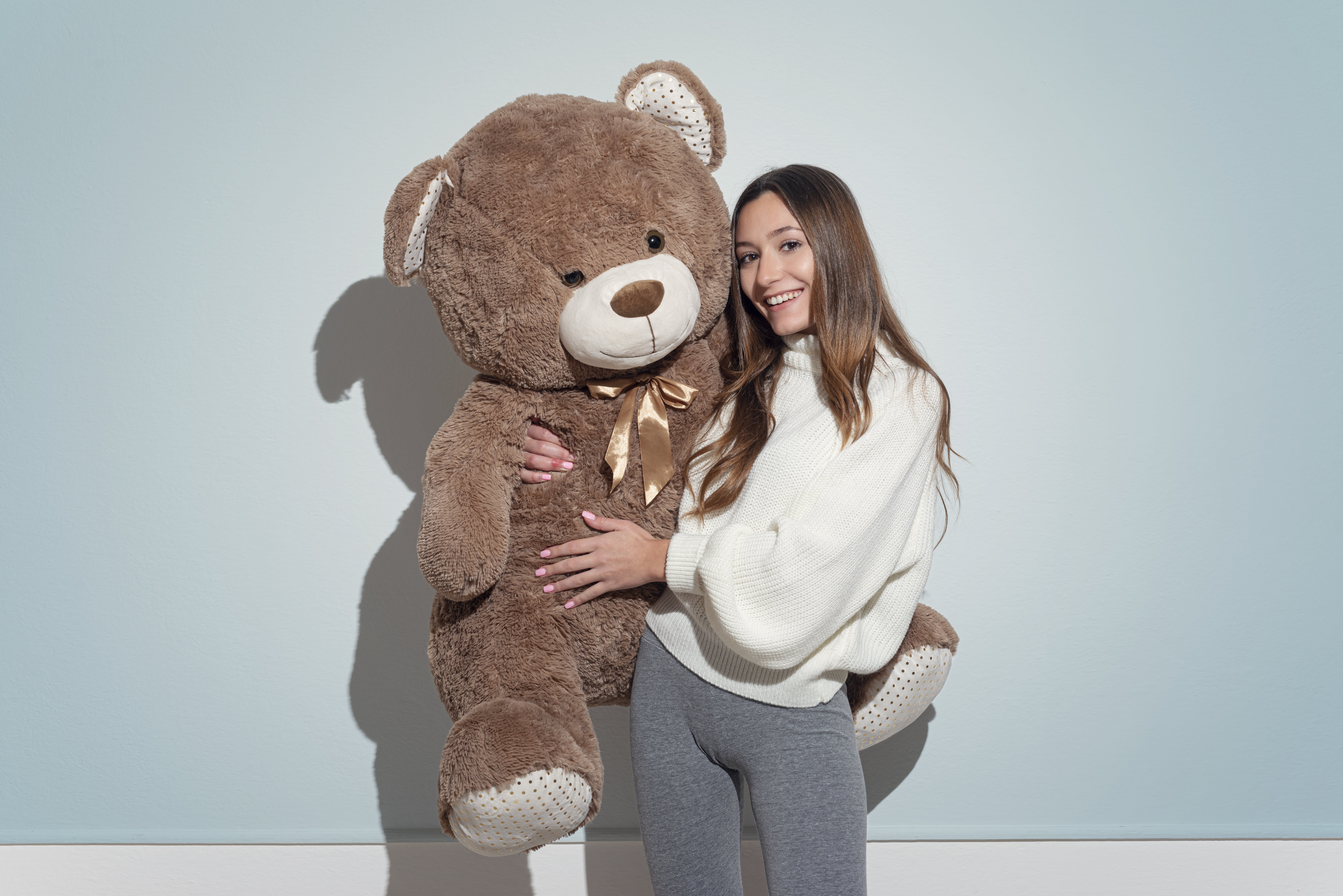 Frau hält einen großen Teddybär | Quelle: Getty Images