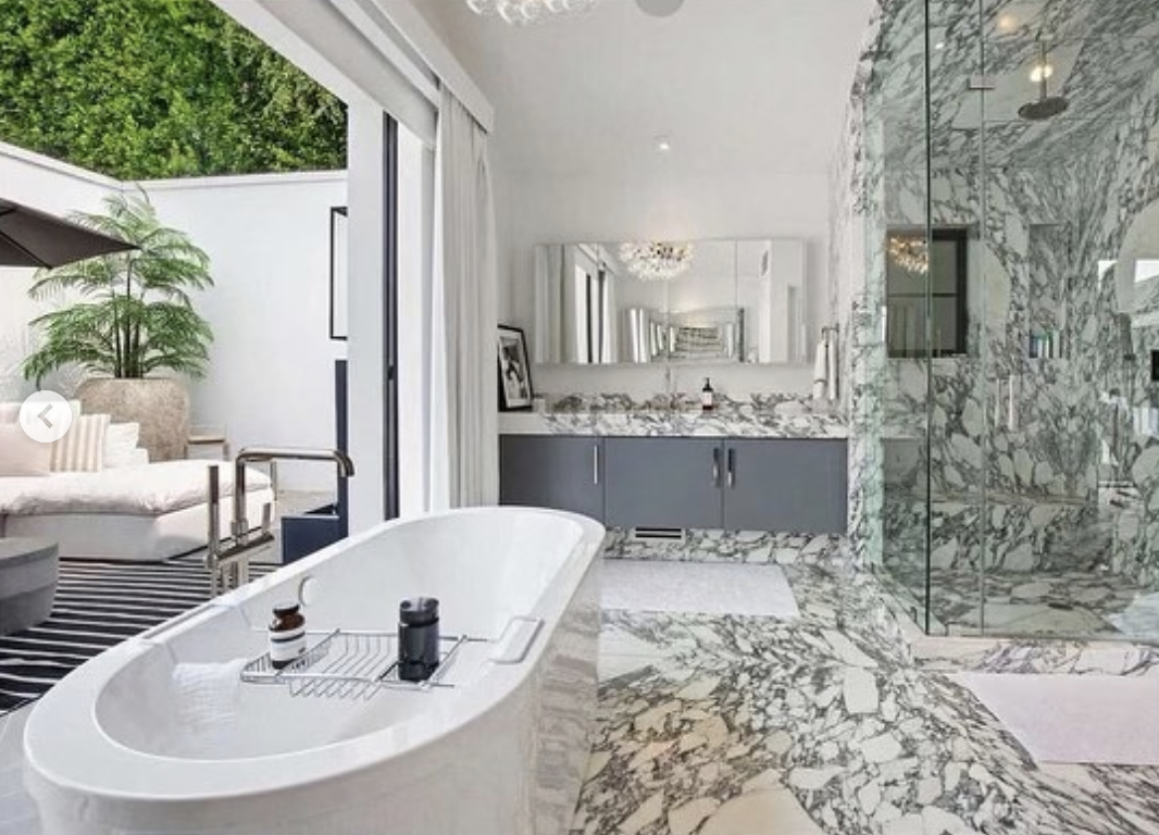 Das Badezimmer mit Marmordetails in Rihannas Beverly Hills-Villa, veröffentlicht im Juli 2021 | Quelle: instagram/drip