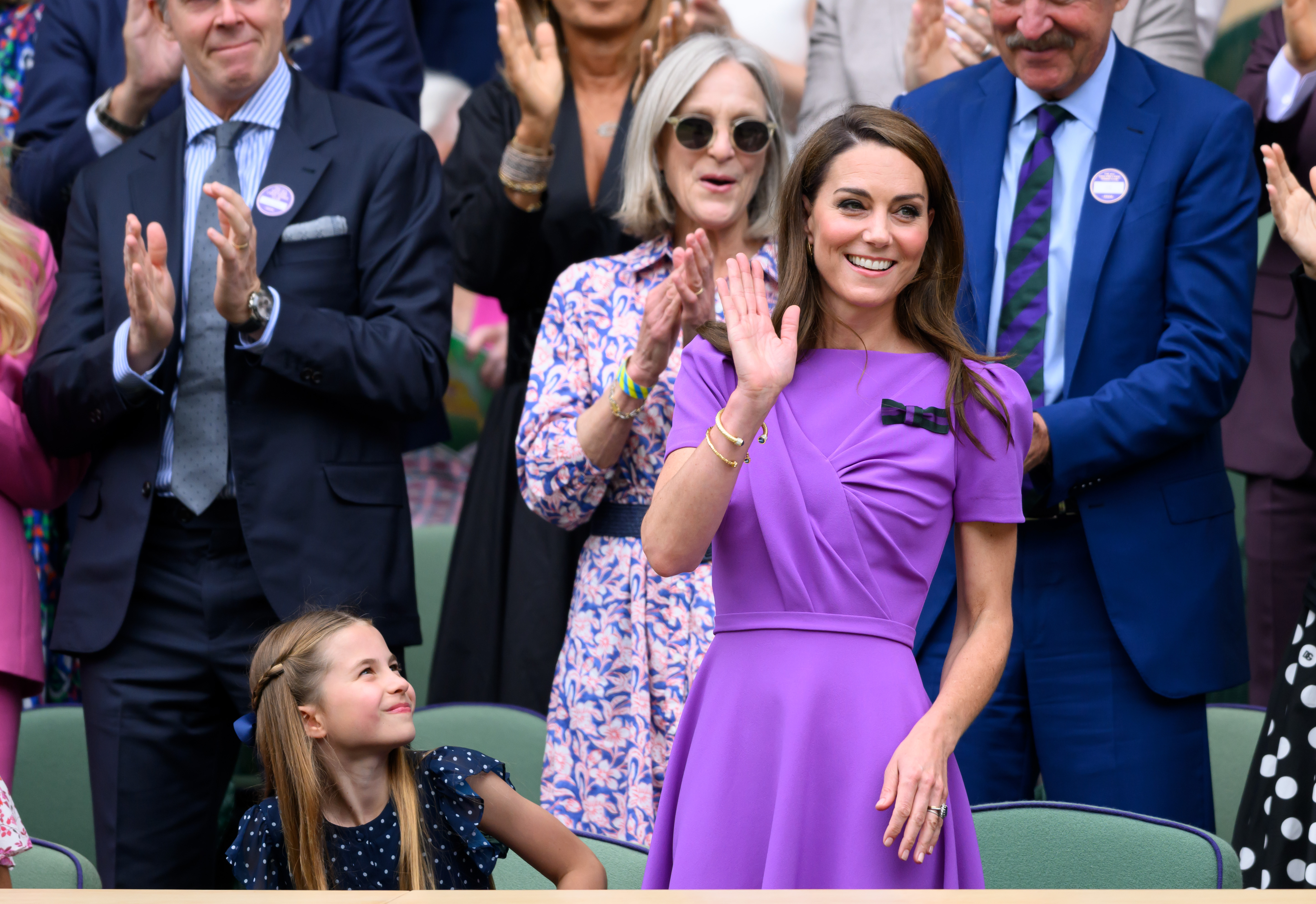 Prinzessin Charlotte und Kate Middleton am Rande des Centre Court während der Wimbledon Tennis Championships am 14. Juli 2024 in London, England. | Quelle: Getty Images