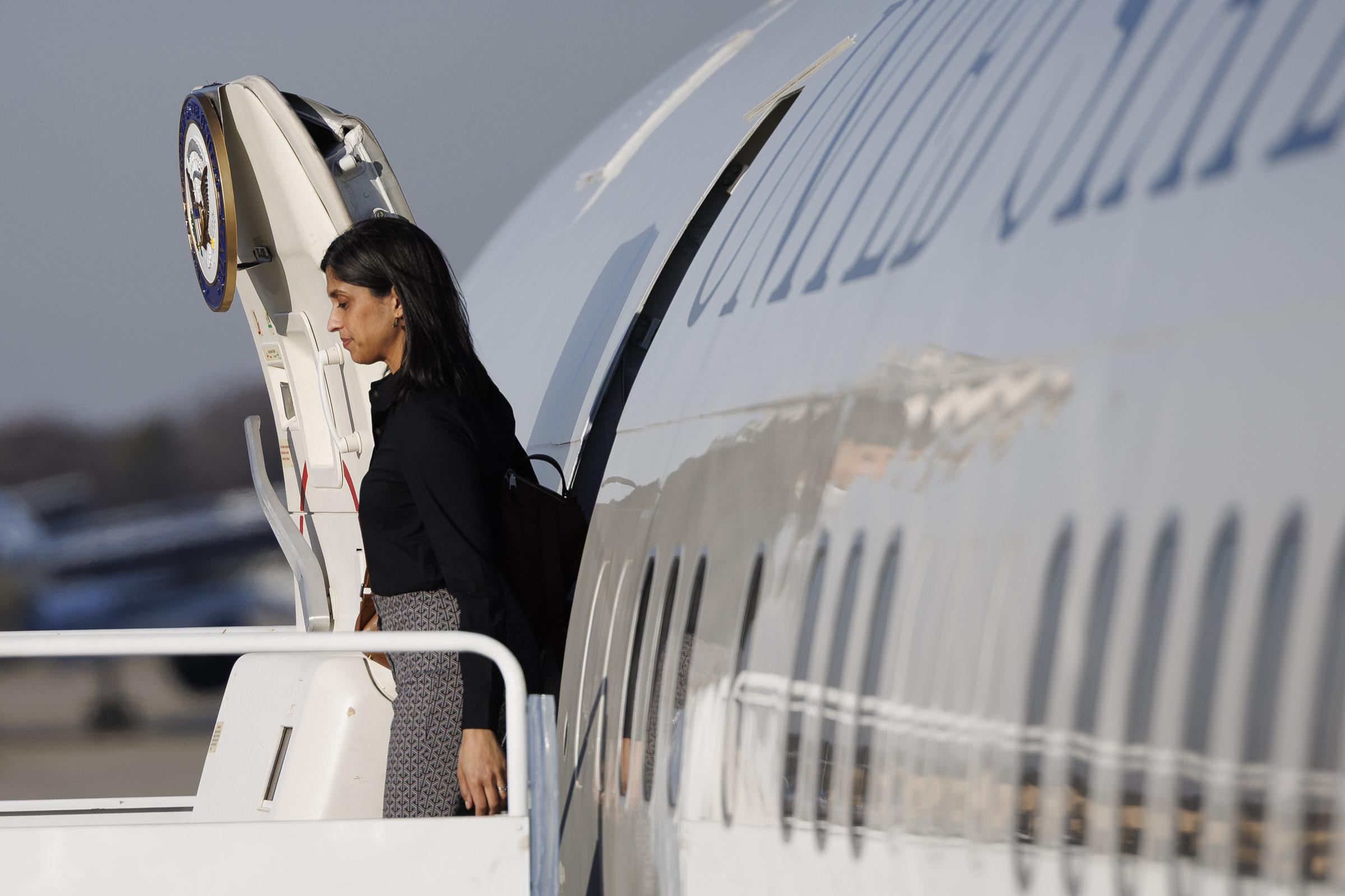 Usha Vance steigt während einer Reise nach Pennsylvania im Dezember 2025 auf der Joint Base Andrews aus der „Air Force Two“ aus. Der Stützpunkt in Maryland war auch Monate später der Ausgangspunkt, als Kameras den angespannten Moment zwischen Usha und ihrem kleinen Sohn Alec einfingen. | Quelle: Getty Images