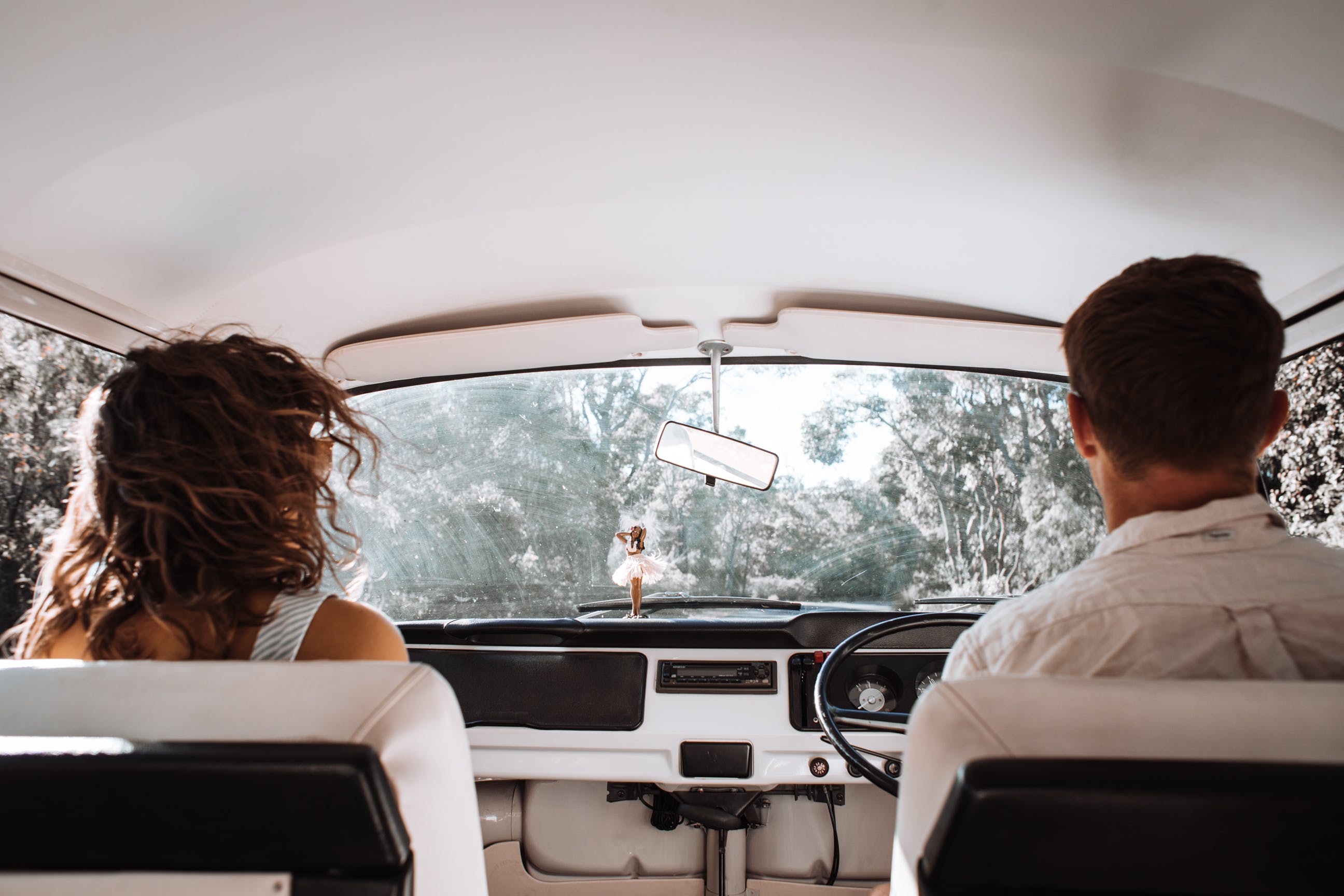 Ein Paar in einem Auto | Quelle: Pexels