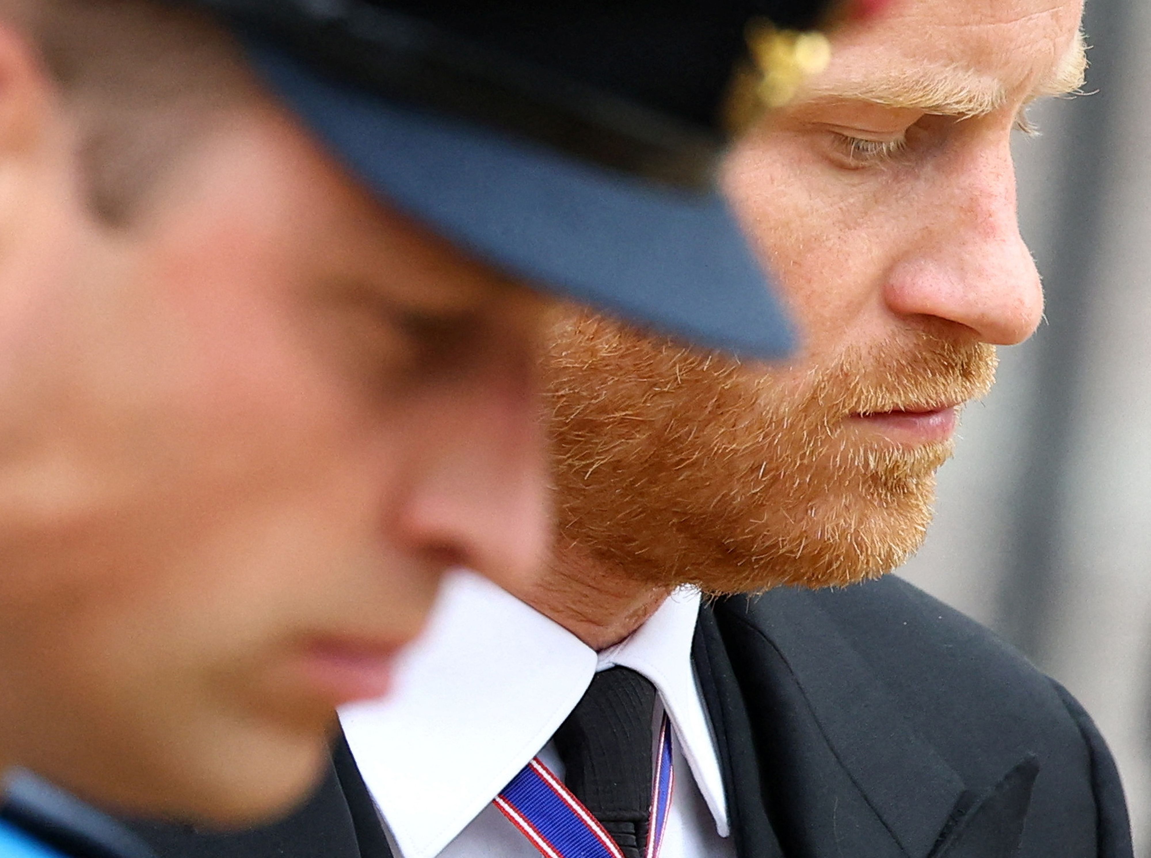 Prinz William und Prinz Harry folgen dem Sarg der verstorbenen Königin Elisabeth II. in London, England am 19. September 2022 | Quelle: Getty Images