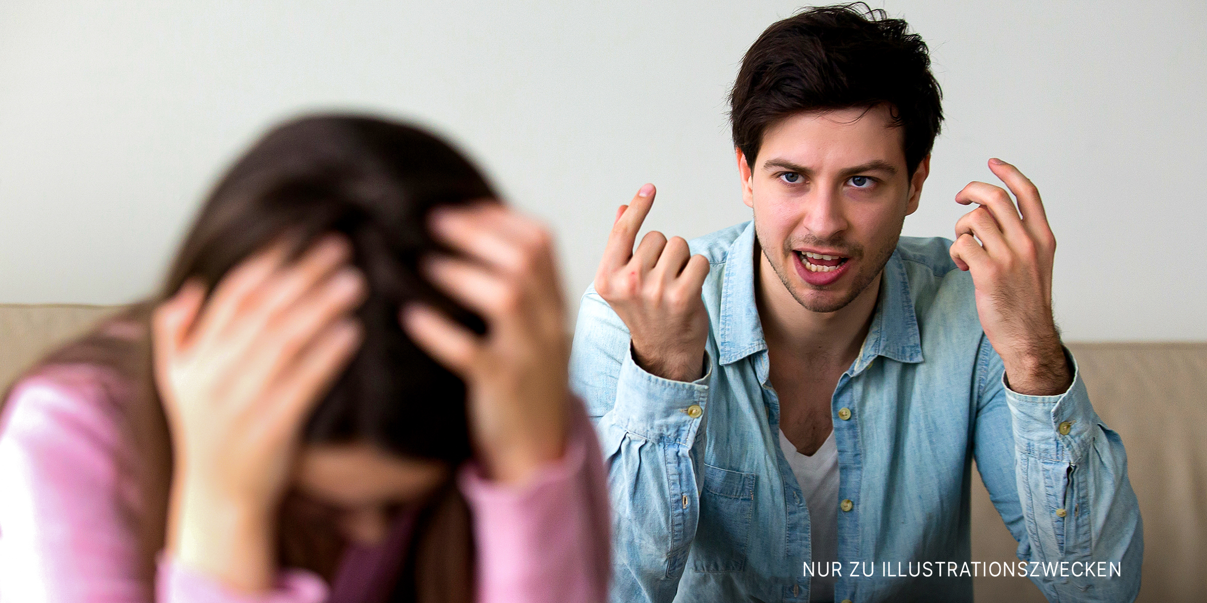 Ein Mann schreit eine Frau an, während sie ihren Kopf in den Händen vergräbt | Quelle: Shutterstock
