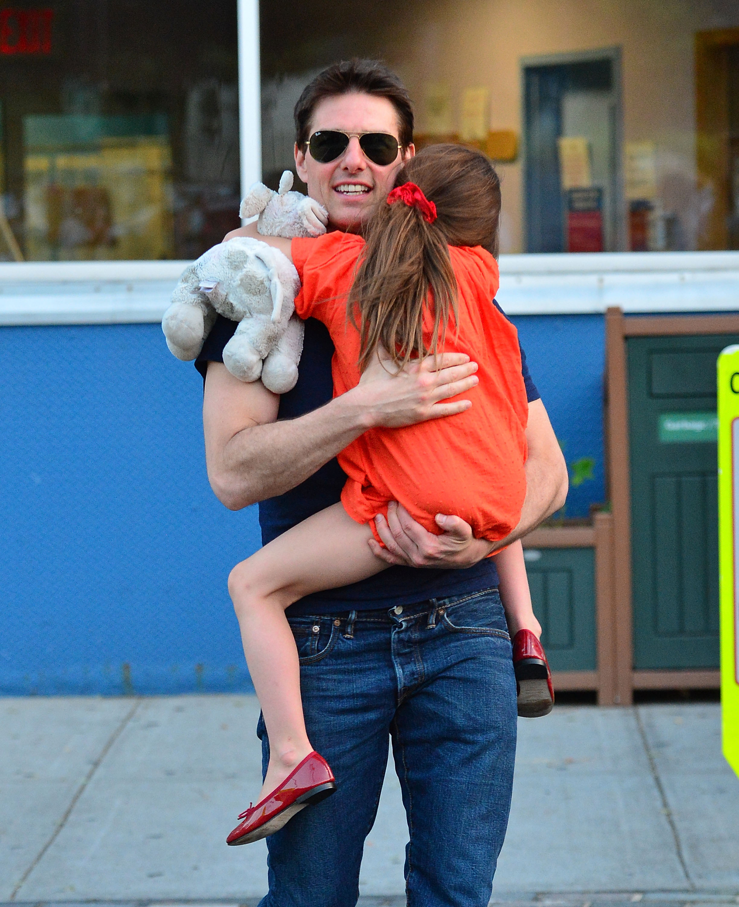 Tom Cruise und Suri Cruise verlassen die Chelsea Piers am 17. Juli 2012 in New York City. | Quelle: Getty Images