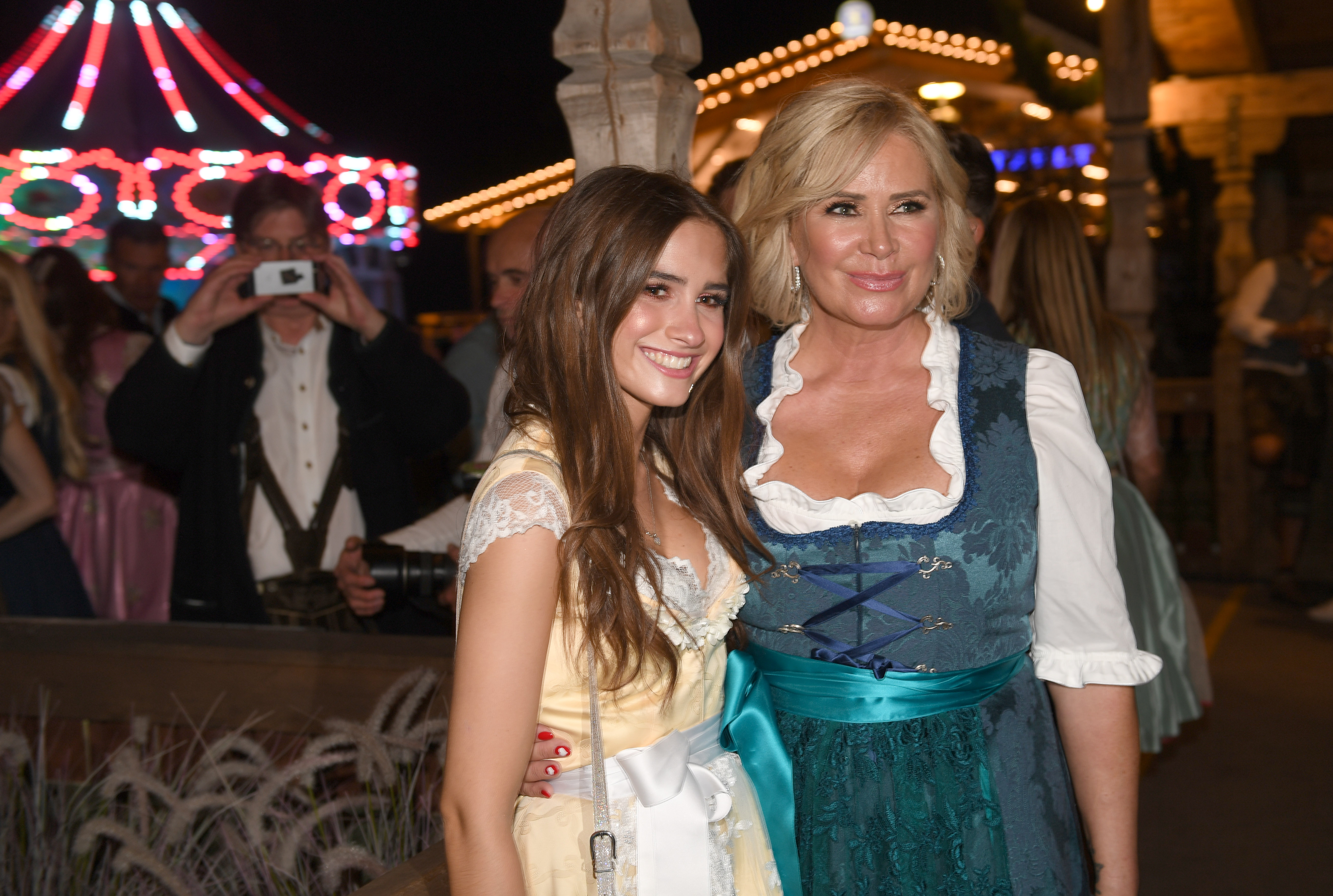 Claudia Effenberg und ihre Tochter Lucia Strunz auf dem Oktoberfest im Jahr 2019 | Quelle: Getty Images