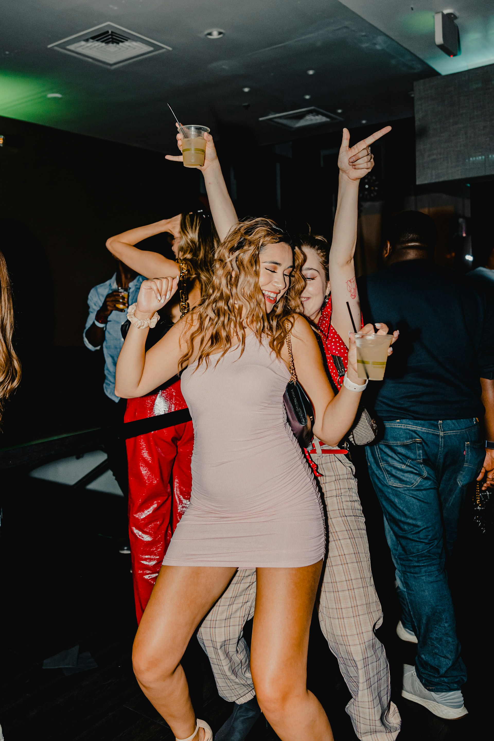 Tanzende Menschen auf einer Party | Quelle: Unsplash