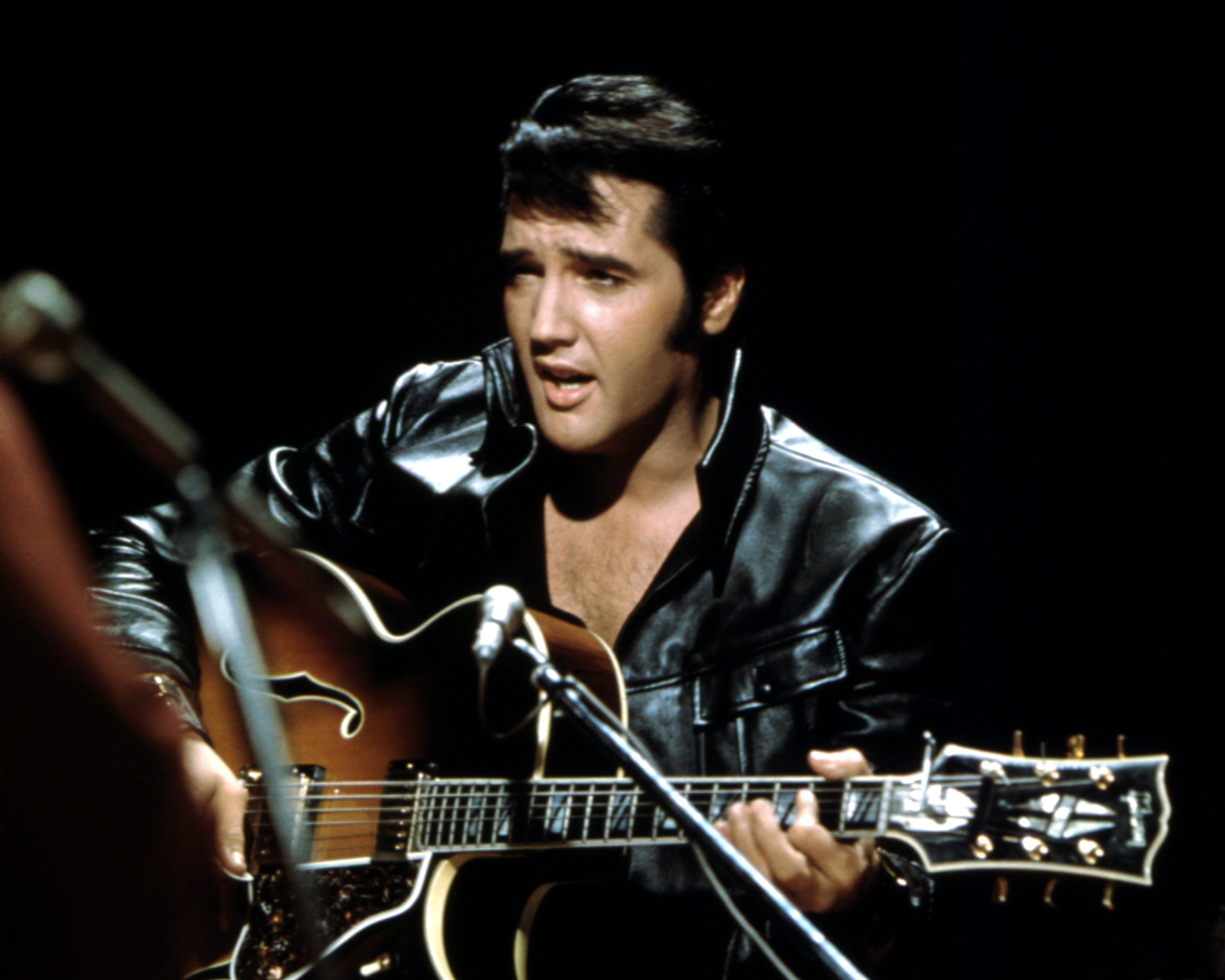 Elvis Presley bei seinem Auftritt im Elvis-Comeback-TV-Special am 27. Juni 1968. | Quelle: Getty Images