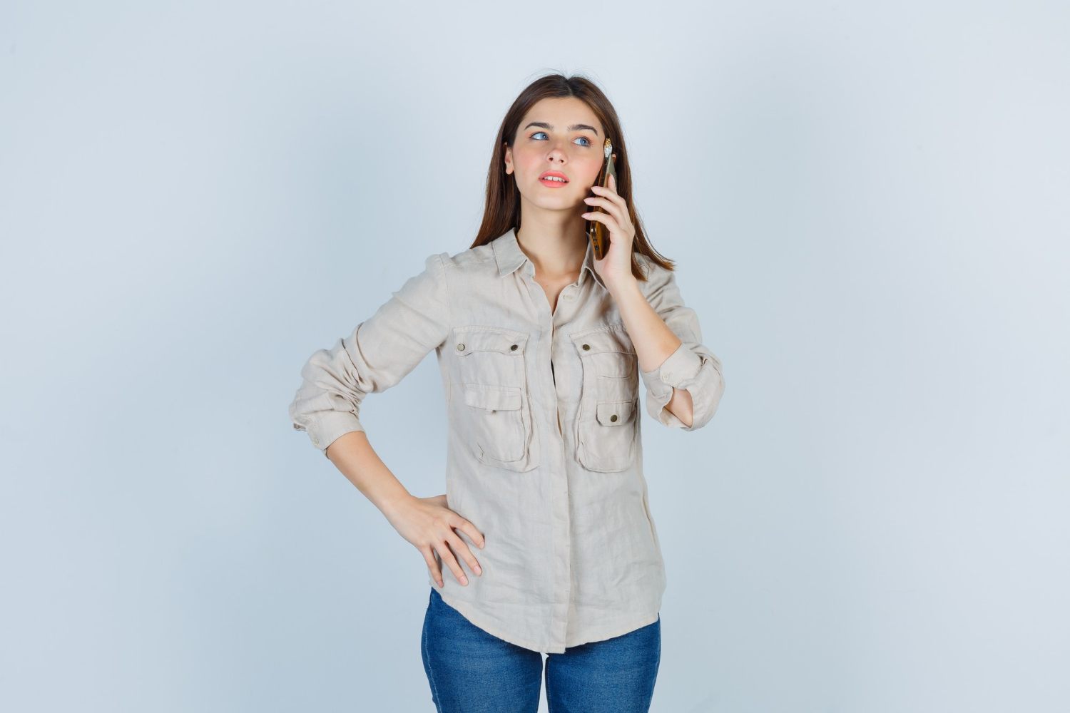 Eine Frau spricht am Telefon | Quelle: Freepik