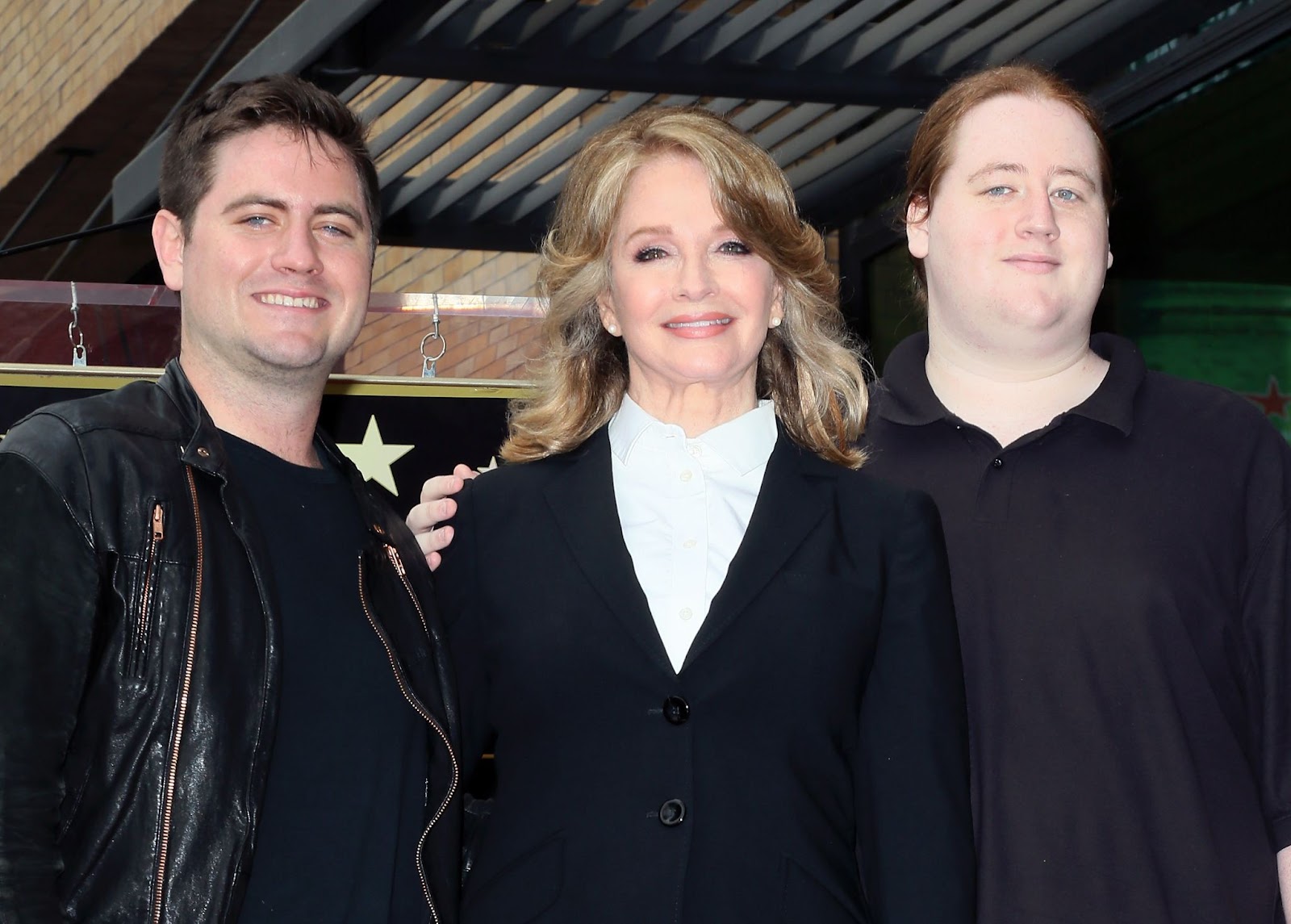 Deidre Hall mit ihren Söhnen David Atticus Sohmer und Tully Chapin bei ihrer Ehrung mit einem Stern auf dem Hollywood Walk of Fame am 19. Mai 2016 in Hollywood, Kalifornien. | Quelle: Getty Images