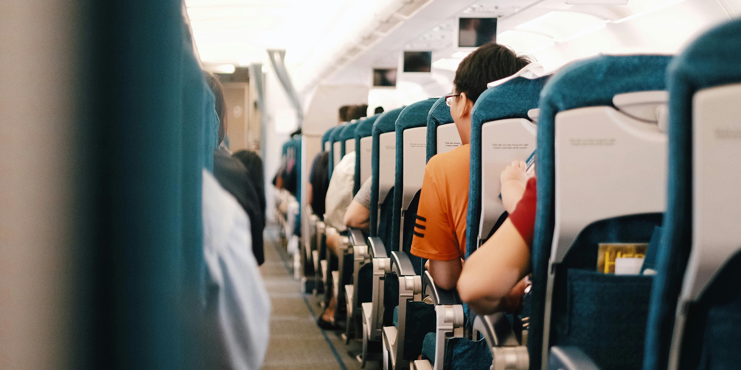 Menschen, die auf einem Flug sitzen | Quelle: Pexels