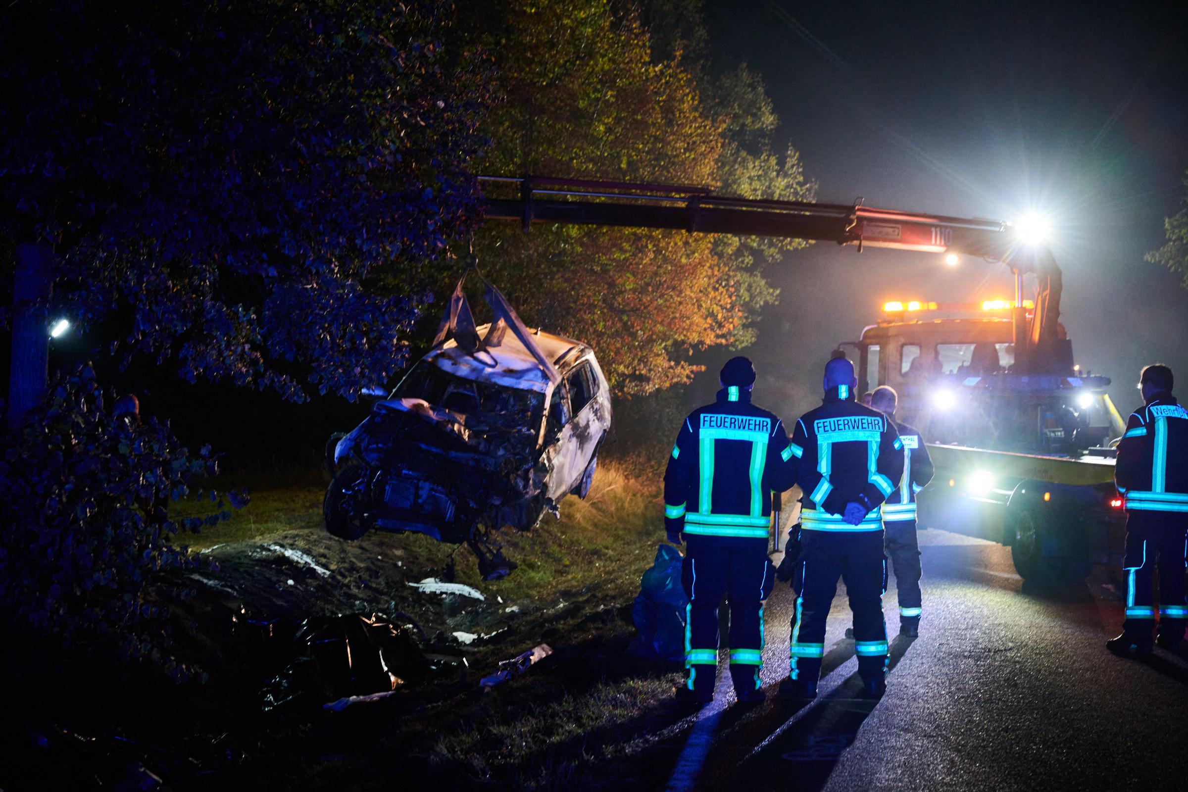 Ein Abschleppwagen hebt das ausgebrannte Auto auf seine Ladefläche | Quelle: Getty Images