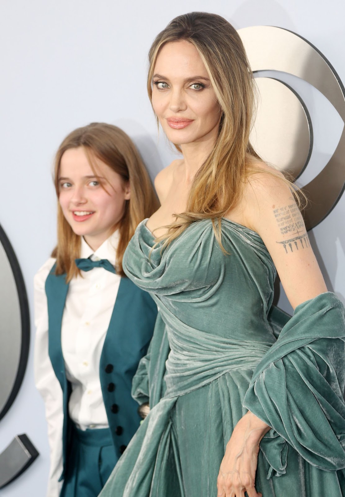 Vivienne Jolie-Pitt und Angelina Jolie bei den 77th Annual Tony Awards am 16. Juni 2024. | Quelle: Getty Images