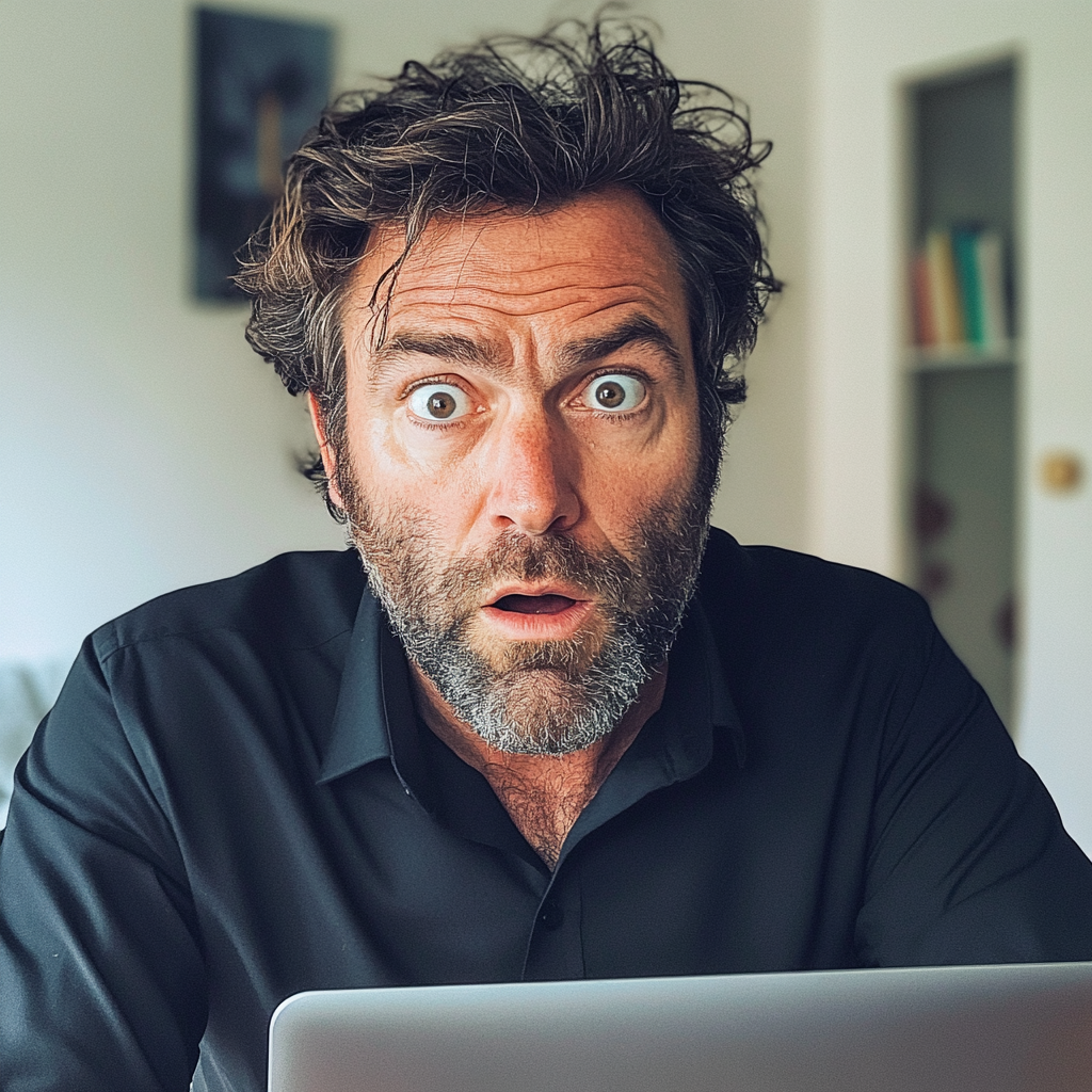 Ein Mann mit großen Augen, der vor seinem Computer sitzt | Quelle: Midjourney