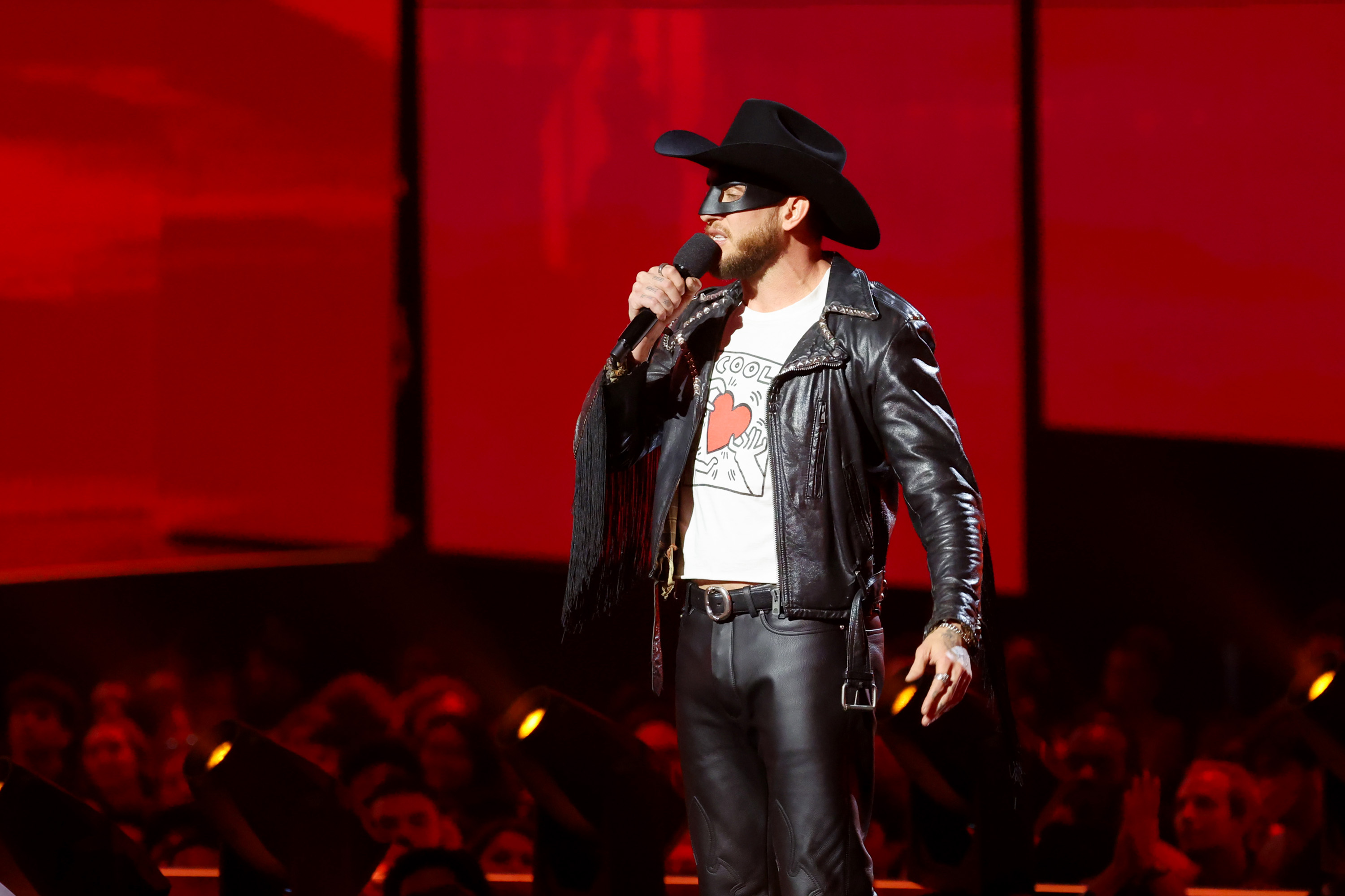 Orville Peck betritt die Bühne bei den MTV Video Music Awards 2026, wo er die mit Stars gespickte Hommage an George Michael ankündigte. | Quelle: Getty Images