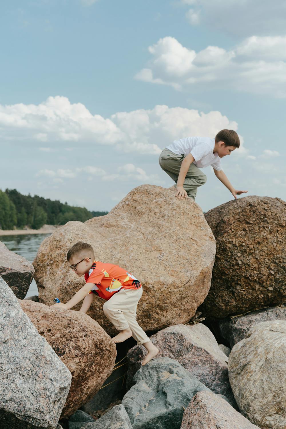 Zwei Jungen spielen | Quelle: Pexels