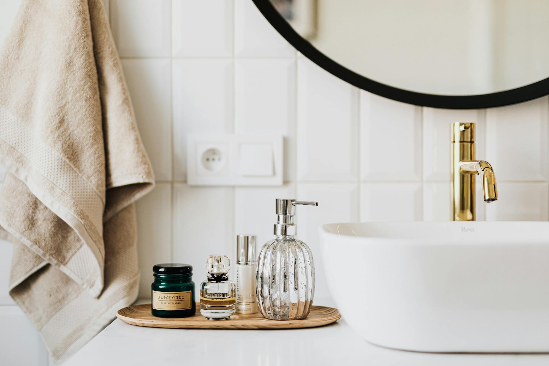Hautpflegeprodukte in einem Badezimmer | Quelle: Pexels