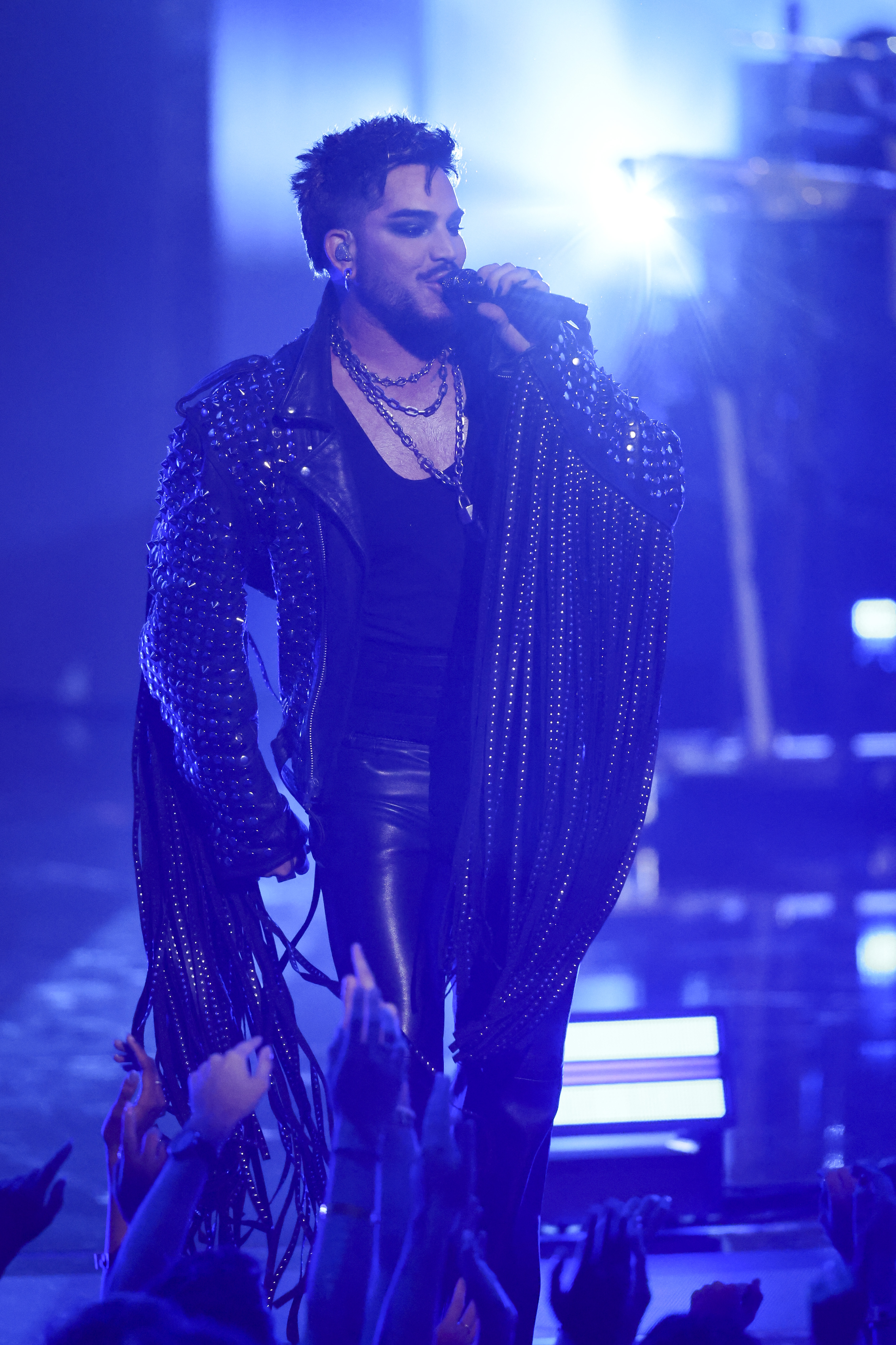 Adam Lambert liefert das überraschende Finale des George-Michael-Tributs und performt „Freedom '90" bei den MTV Video Music Awards 2026. | Quelle: Getty Images