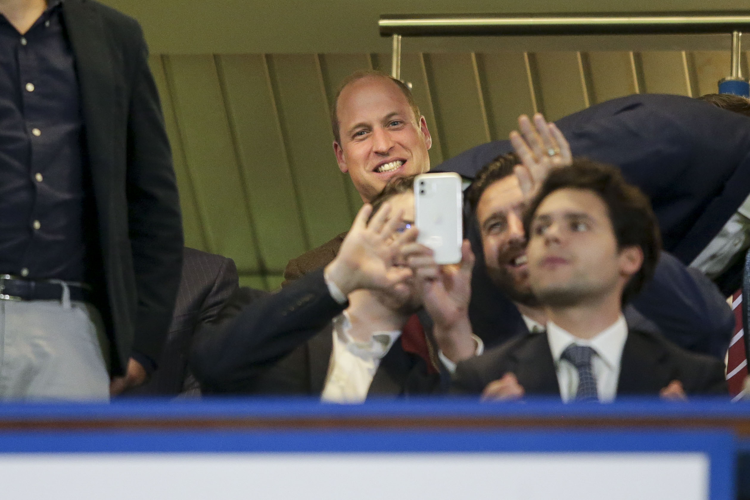 Prinz William lächelt für einen Aston-Villa-Fan während des Carabao-Cup-Spiels der dritten Runde zwischen Chelsea und Aston Villa am 22. September 2021 in London, England | Quelle: Getty Images