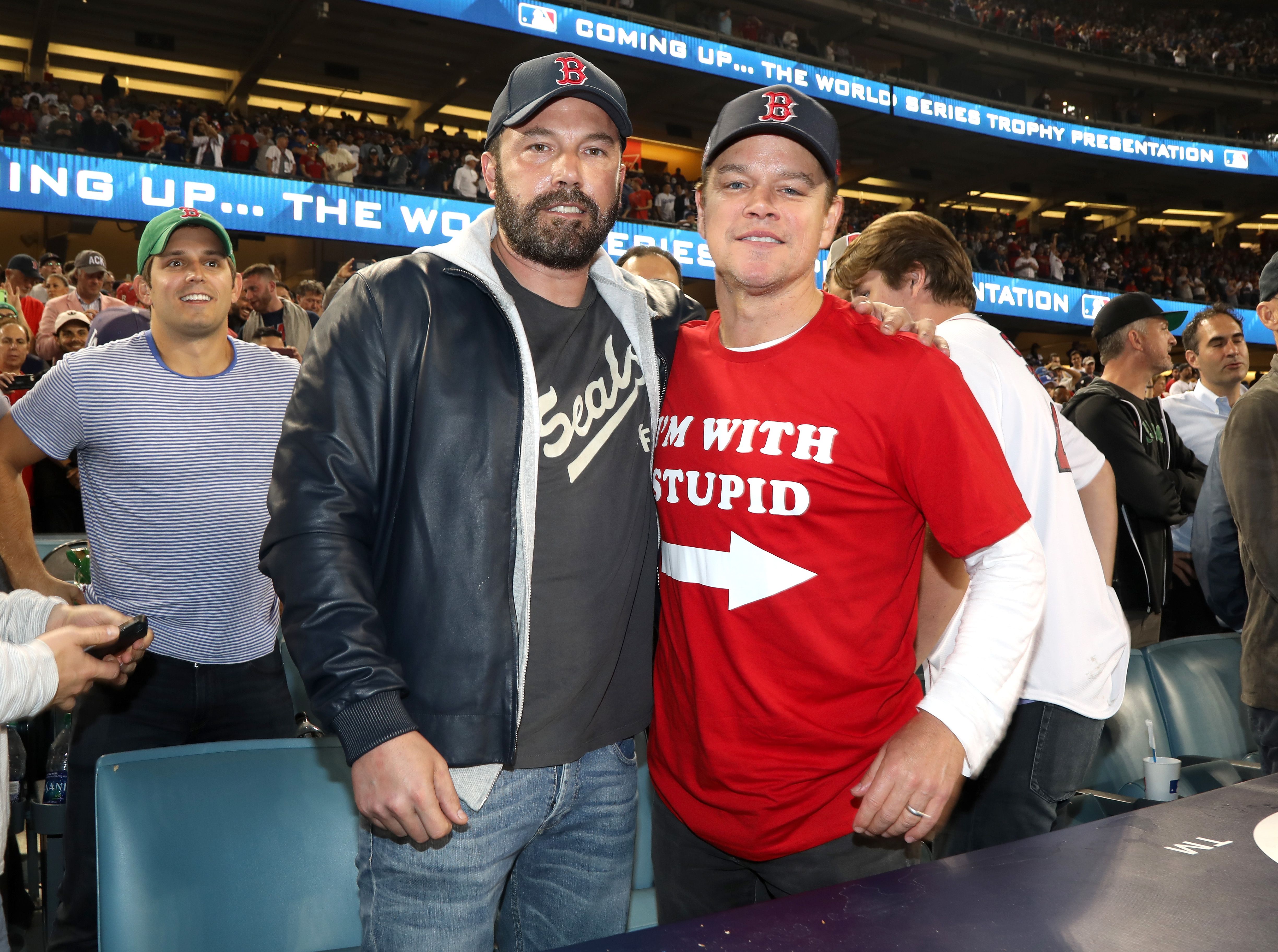 Ben Affleck und Matt Damon im Dodger Stadium am 28. Oktober 2018 in Los Angeles, Kalifornien | Quelle: Getty Images