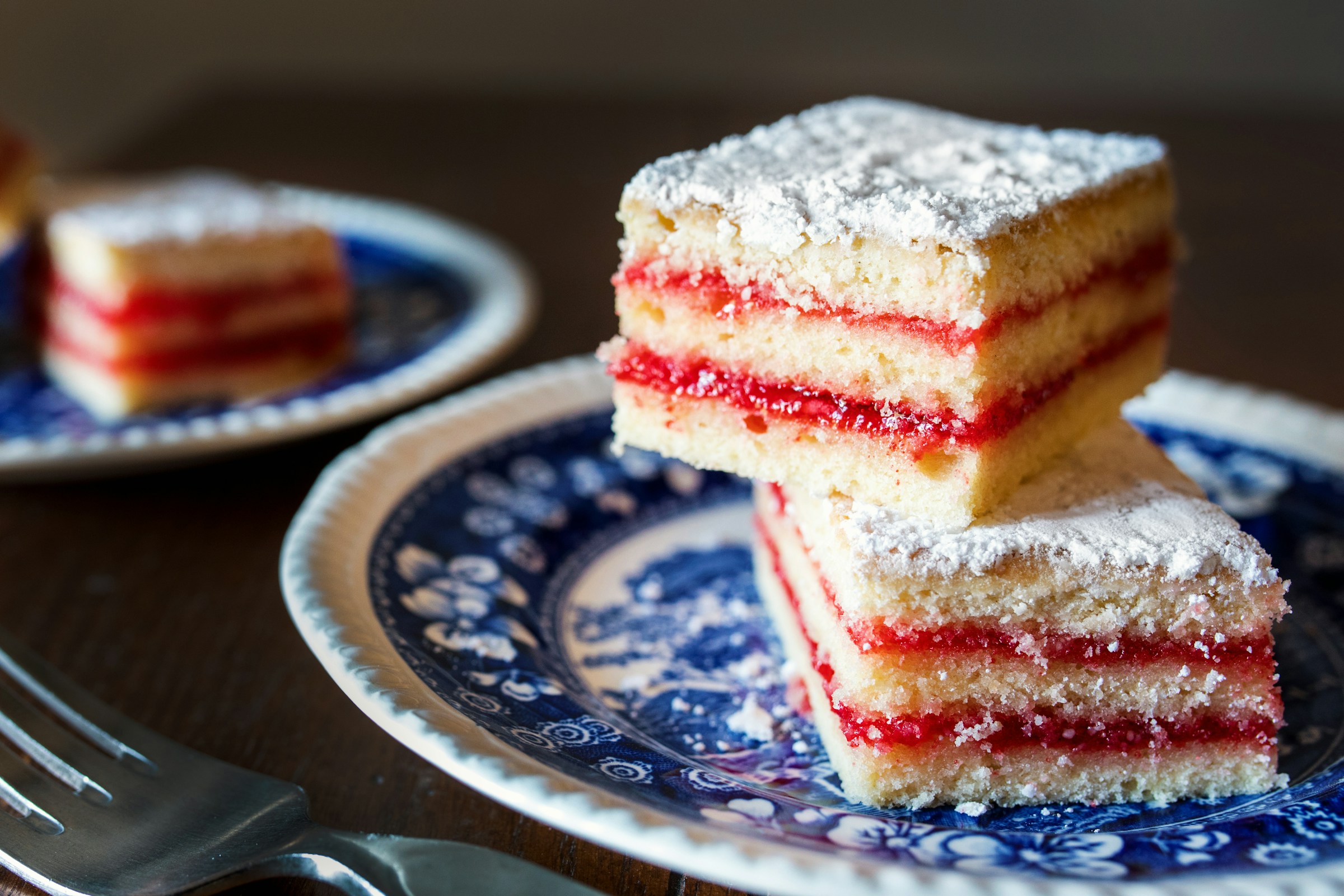 Geschichtete Erdbeer-Blechkuchen-Scheiben auf zwei Tellern | Quelle: Unsplash