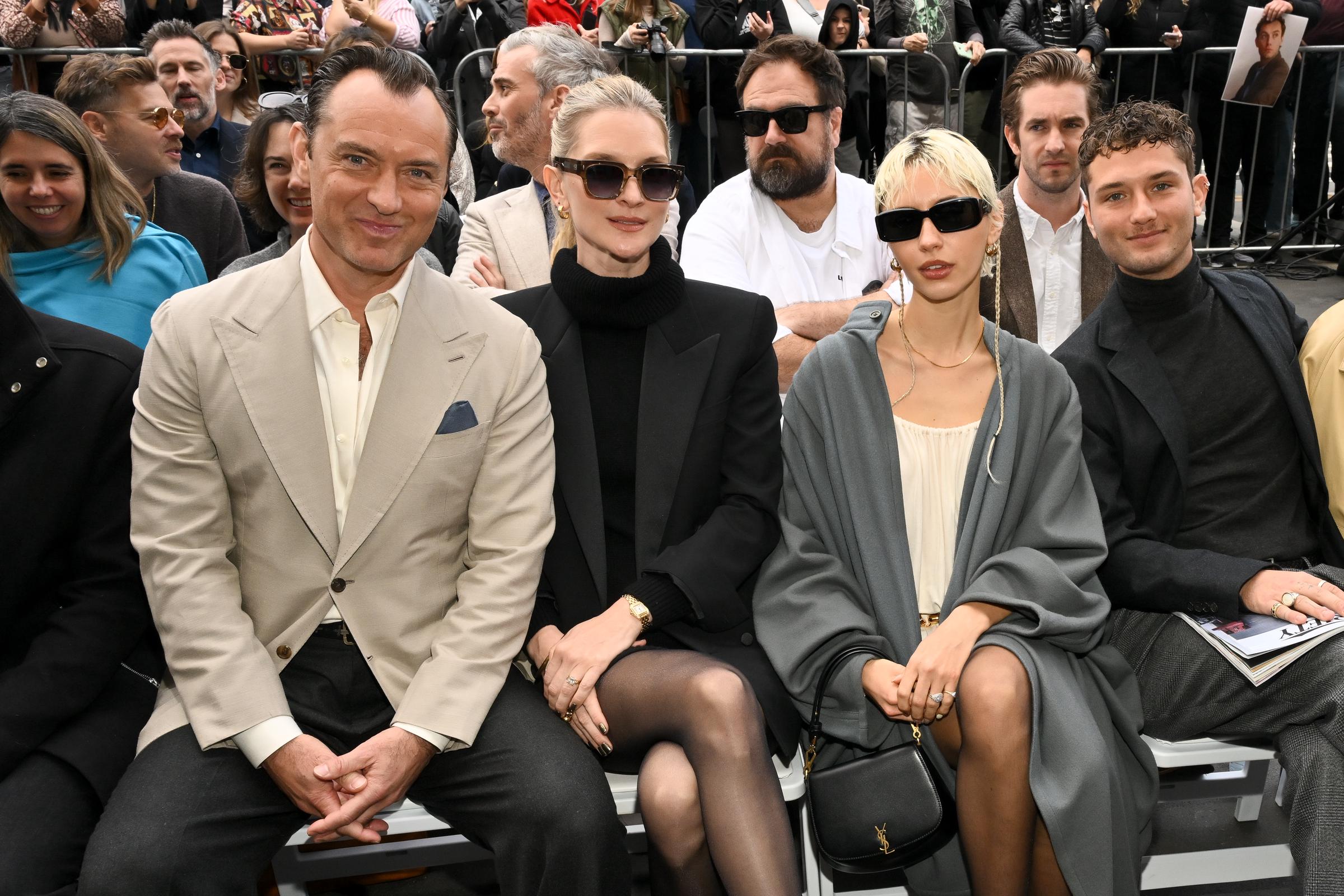 Jude Law, Phillipa Coan, Iris Law und Rafferty Law auf dem Hollywood Walk of Fame am 12. Dezember 2024 in Los Angeles, Kalifornien | Quelle: Getty Images