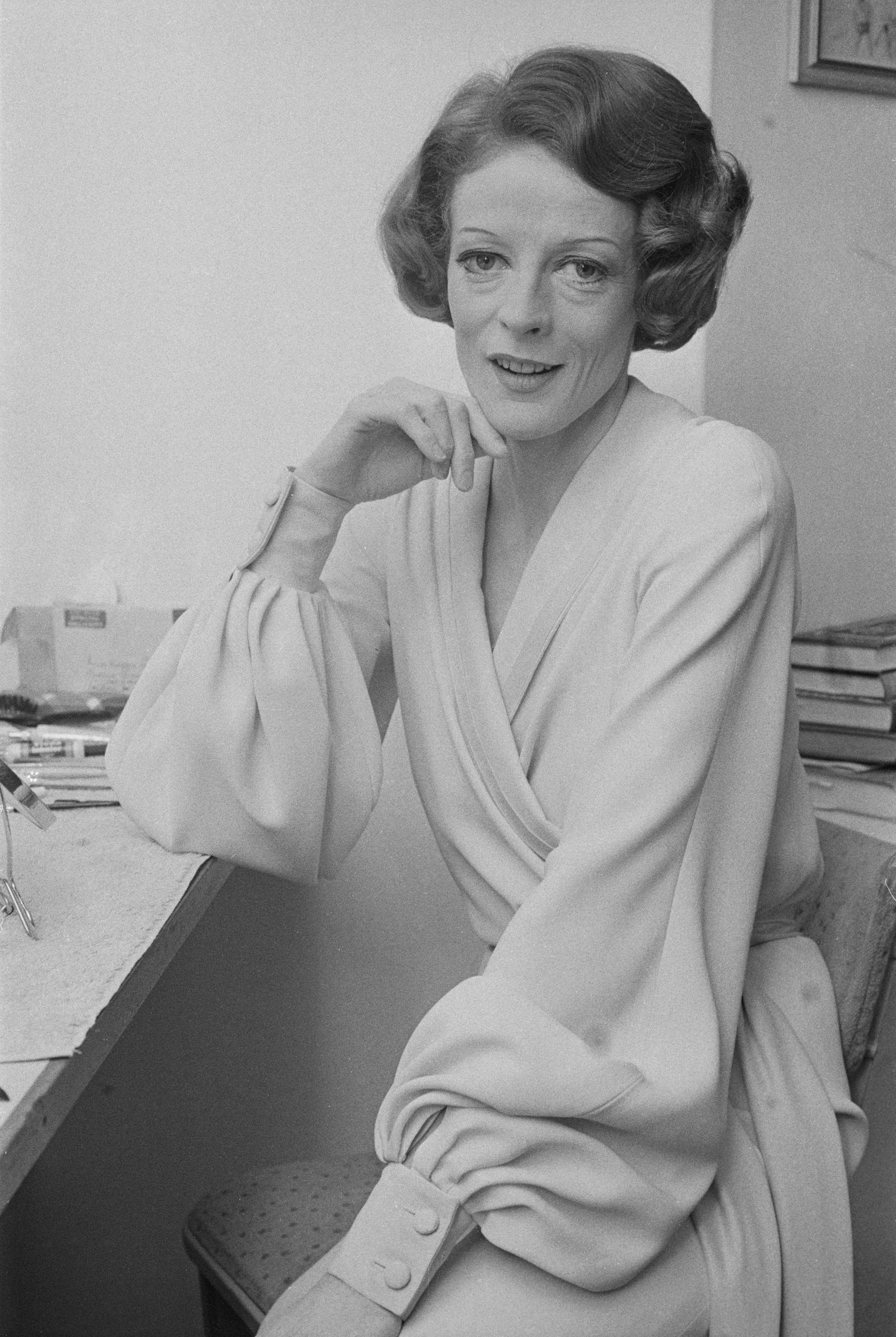 Maggie Smith bei den Vorbereitungen hinter der Bühne am 23. Februar 1973 | Quelle: Getty Images