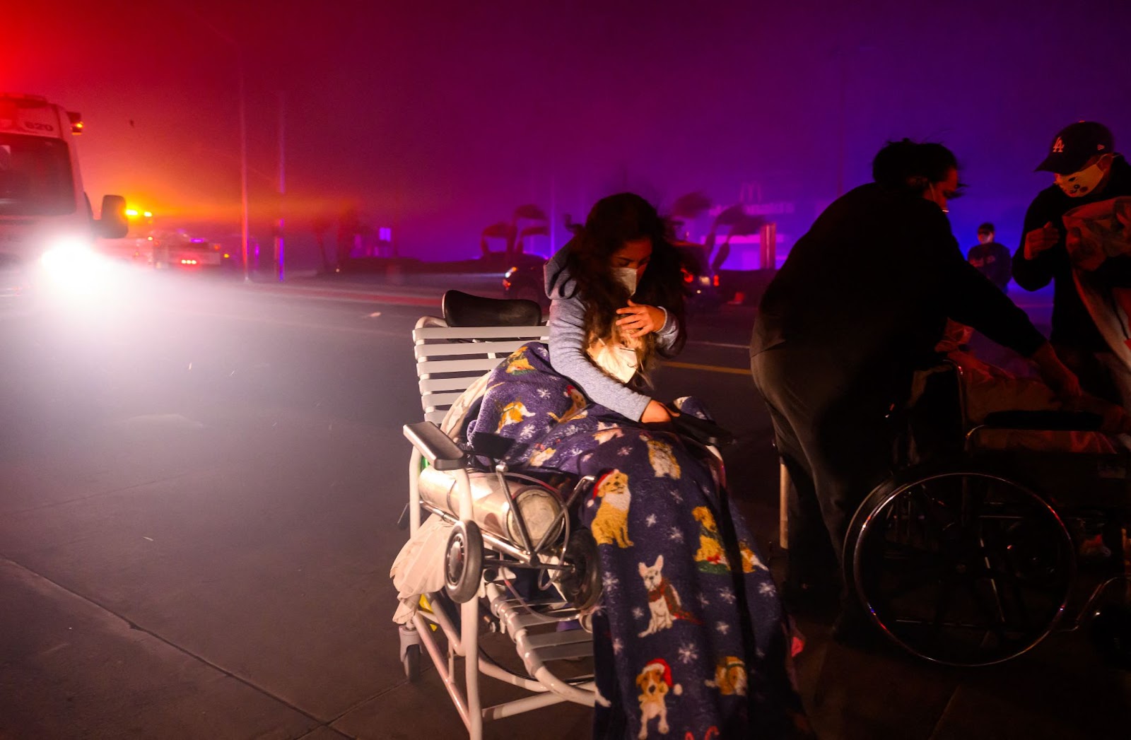 Ein älterer Patient wird während des Eaton-Brandes in Pasadena, Kalifornien, am 7. Januar 2025 in Rettungsfahrzeuge evakuiert. | Quelle: Getty Images