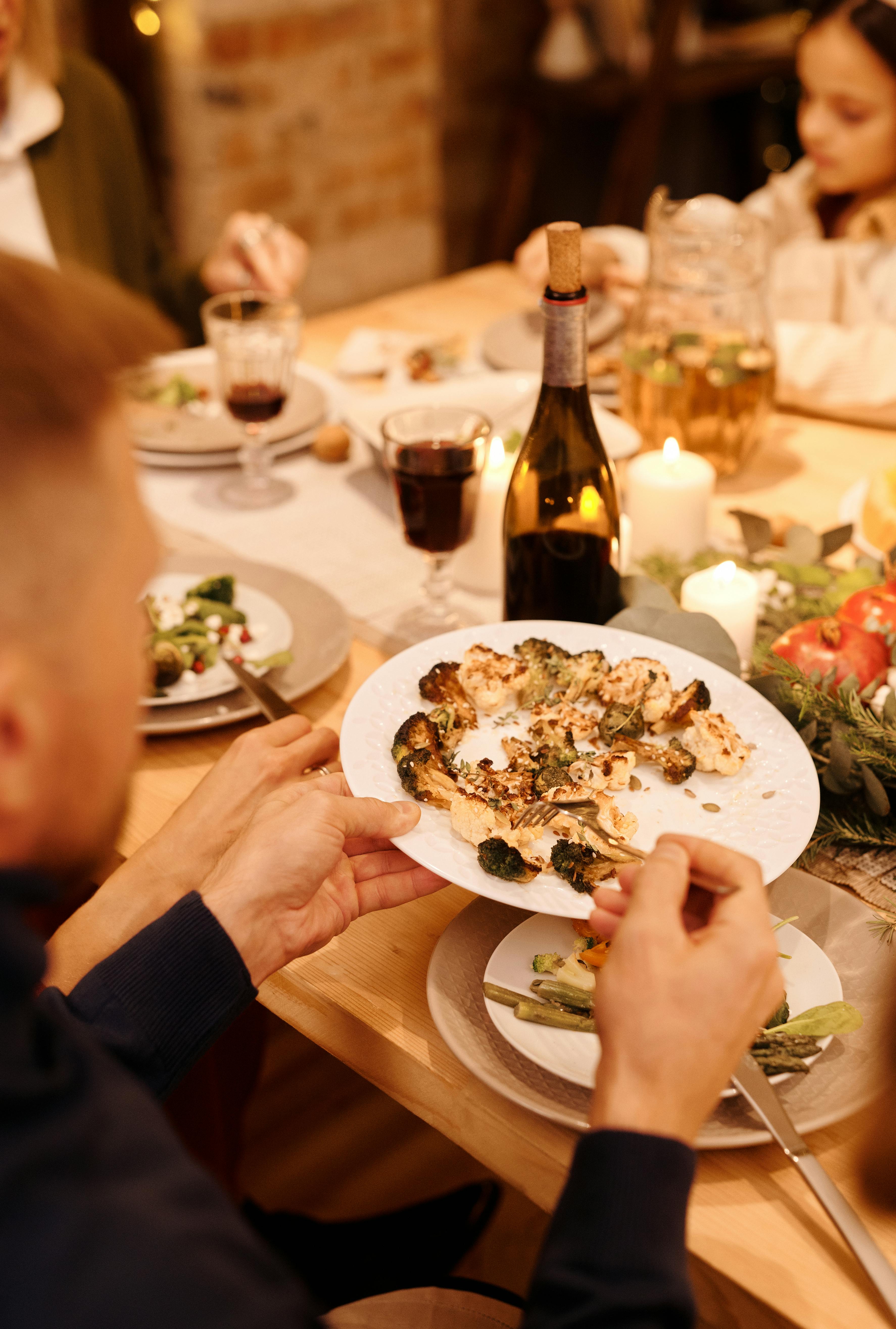 Eine Person hält einen Teller mit Essen | Quelle: Pexels