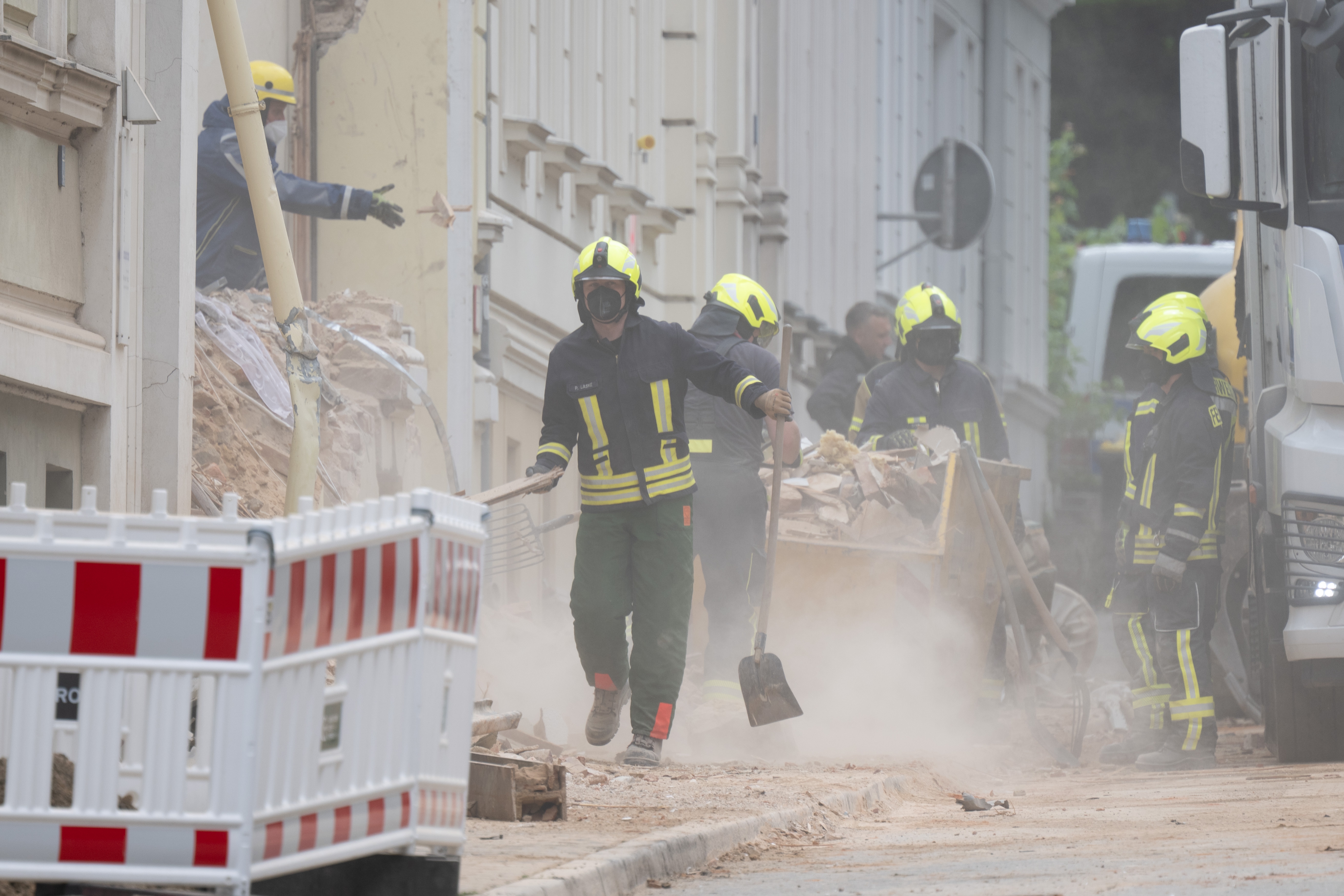 Feuerwehrleute arbeiten sich am 21. Mai 2026 durch die Trümmer eines eingestürzten Hauses in Görlitz | Quelle: Getty Images