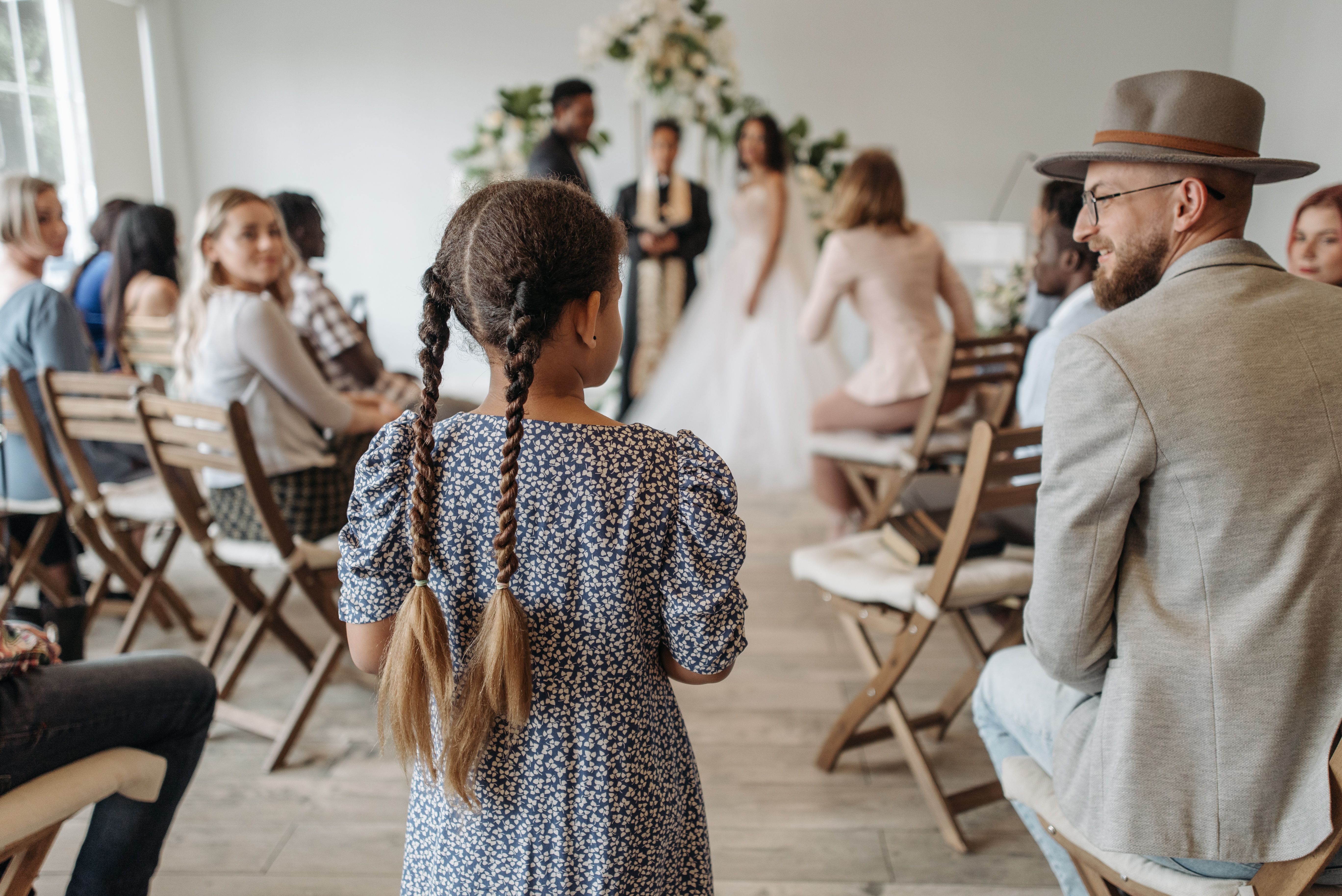 Ein Mann und ein junges Mädchen auf einer Hochzeit | Quelle: Pexels